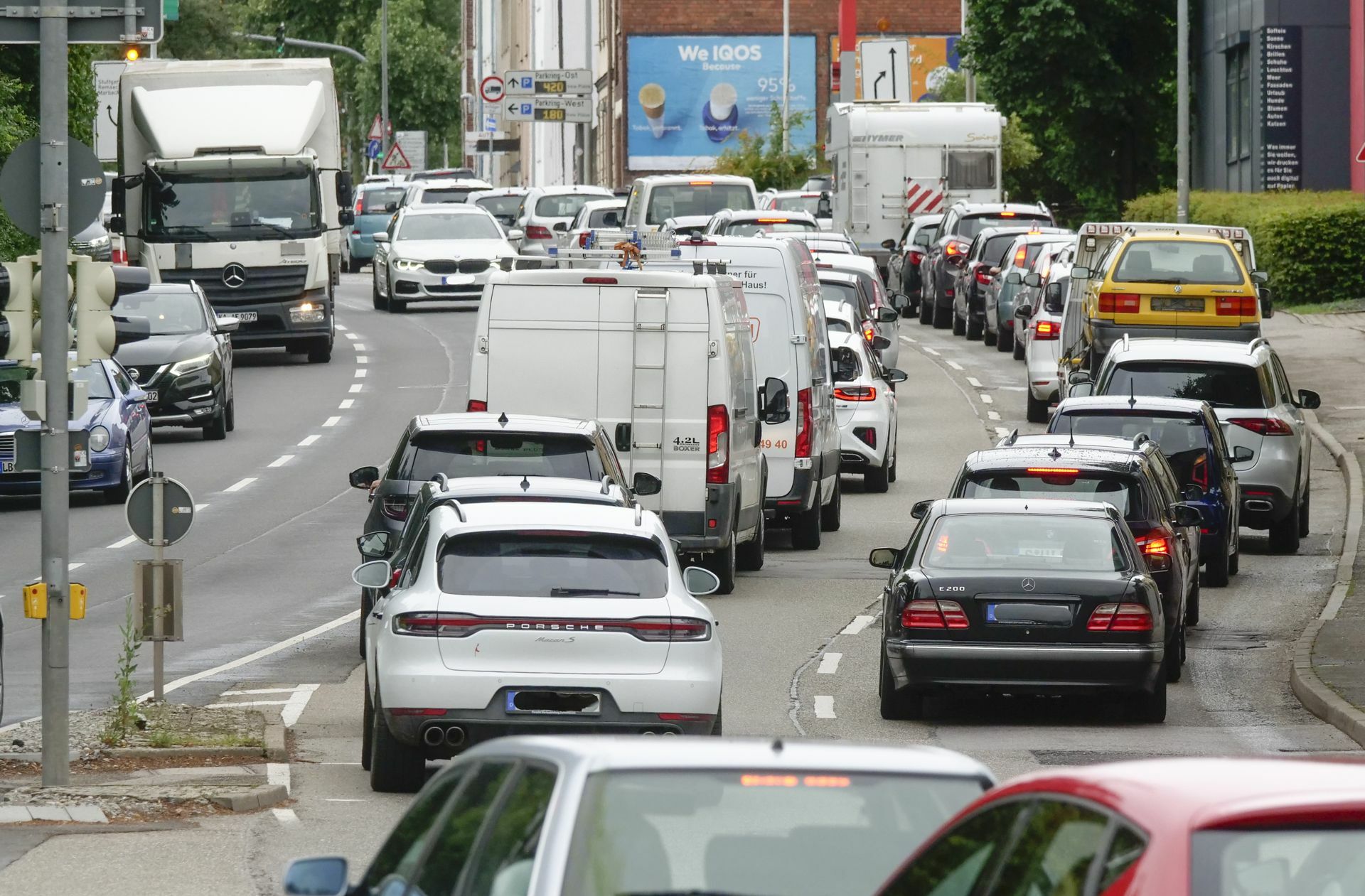 Die Emissionen durch den Verkehr steigen.  Geht es nach der EU-Kommission, sollen sie  bis 2050 fast  komplett verschwinden.
 Foto: Simon Granville