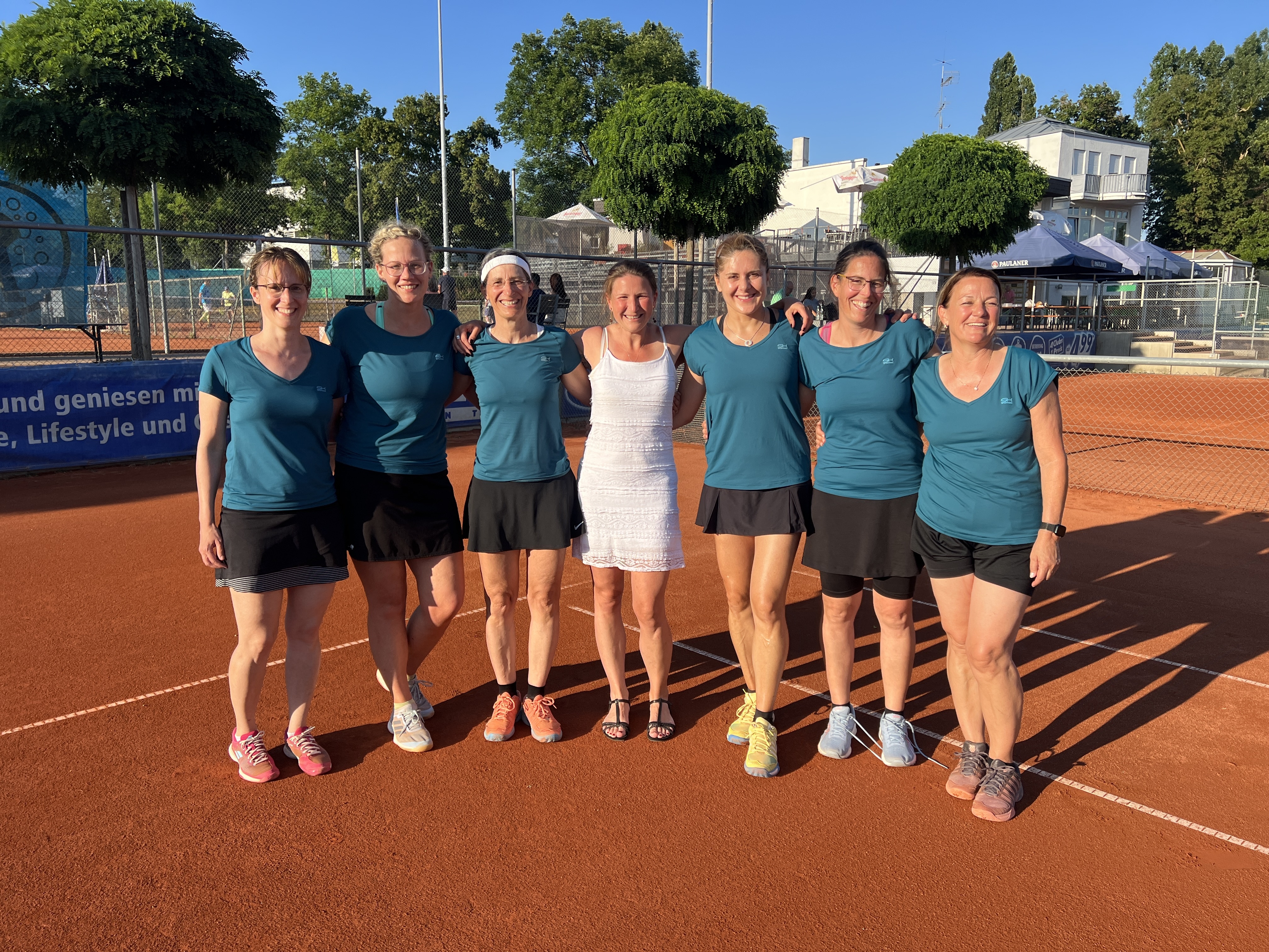 Meisterspielerinnen:  Annette Igney-Oertel,  Andra Braun, Susanne Rehborn, Birgit Michel, Patricia Ritter, Stella Olm und Monic Kühne-Grundmann (von links). Bild: z