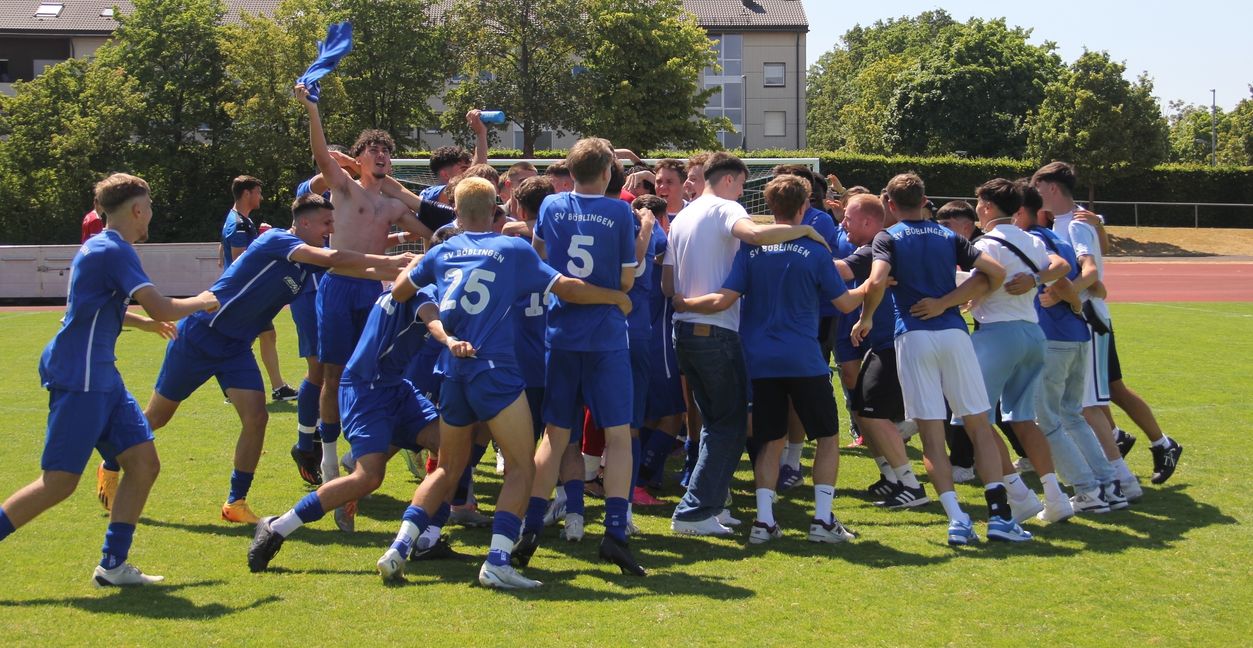 Die SVB-A-Jugend nach dem Titelgewinn in der Verbandsstaffel und dem damit verbundenen Aufstieg in die Oberliga.     Bild: Oberdorfer