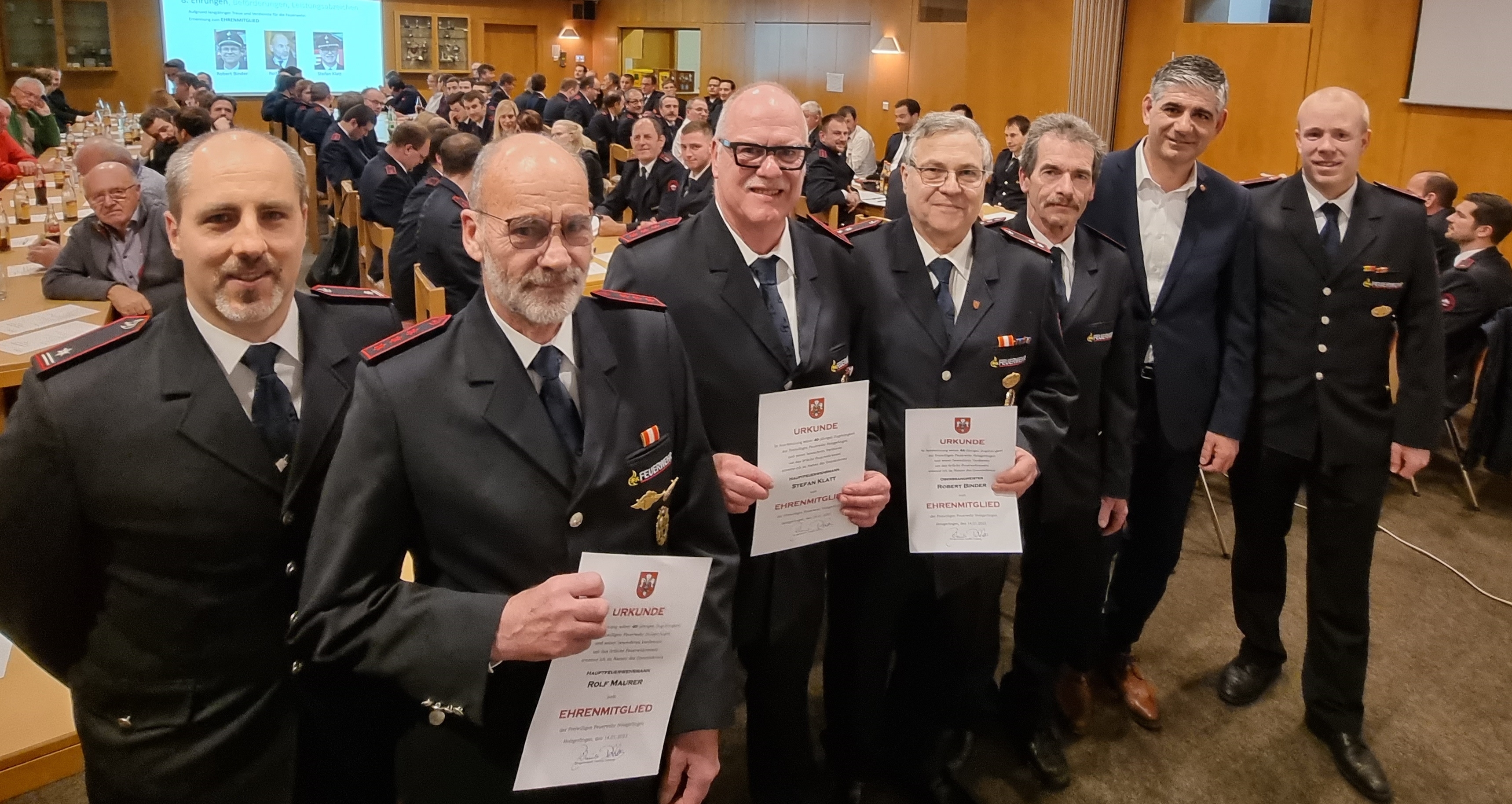 Die neuen Ehrenmitglieder der Holzgerlinger Feuerwehr Rolf Maurer (2. von links), Stefan Klatt (3. von links) und Robert Binder (4. von links) mit Markus Rath (stellvertretender Kommandant, links), Micha Starniske (stellvertretender Kommandant, von rechts), Bürgermeister Ioannis Delakos und Kommandant Albrecht Schmid.  Bild: Hamann