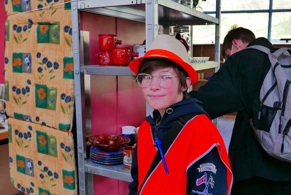Andreo in der Erstausstattungs-Boutiqe von "Helfen statt Hamstern" in der Klosterseehalle -- ein für sein Alter außergewöhnlicher Junge. Bild: Jung