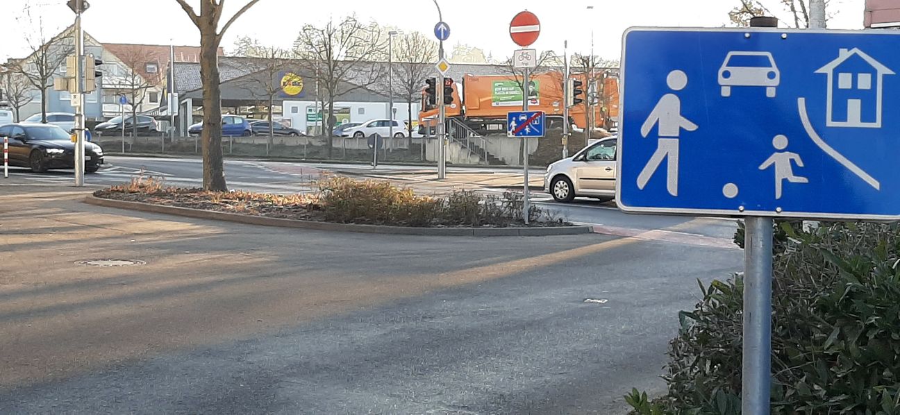 Kaum beginnt sie, ist sie auch schon wieder zu Ende: Der verkehrsberuhigte Bereich in der Landhausstraße ist sehr klein. Bild: Elbers