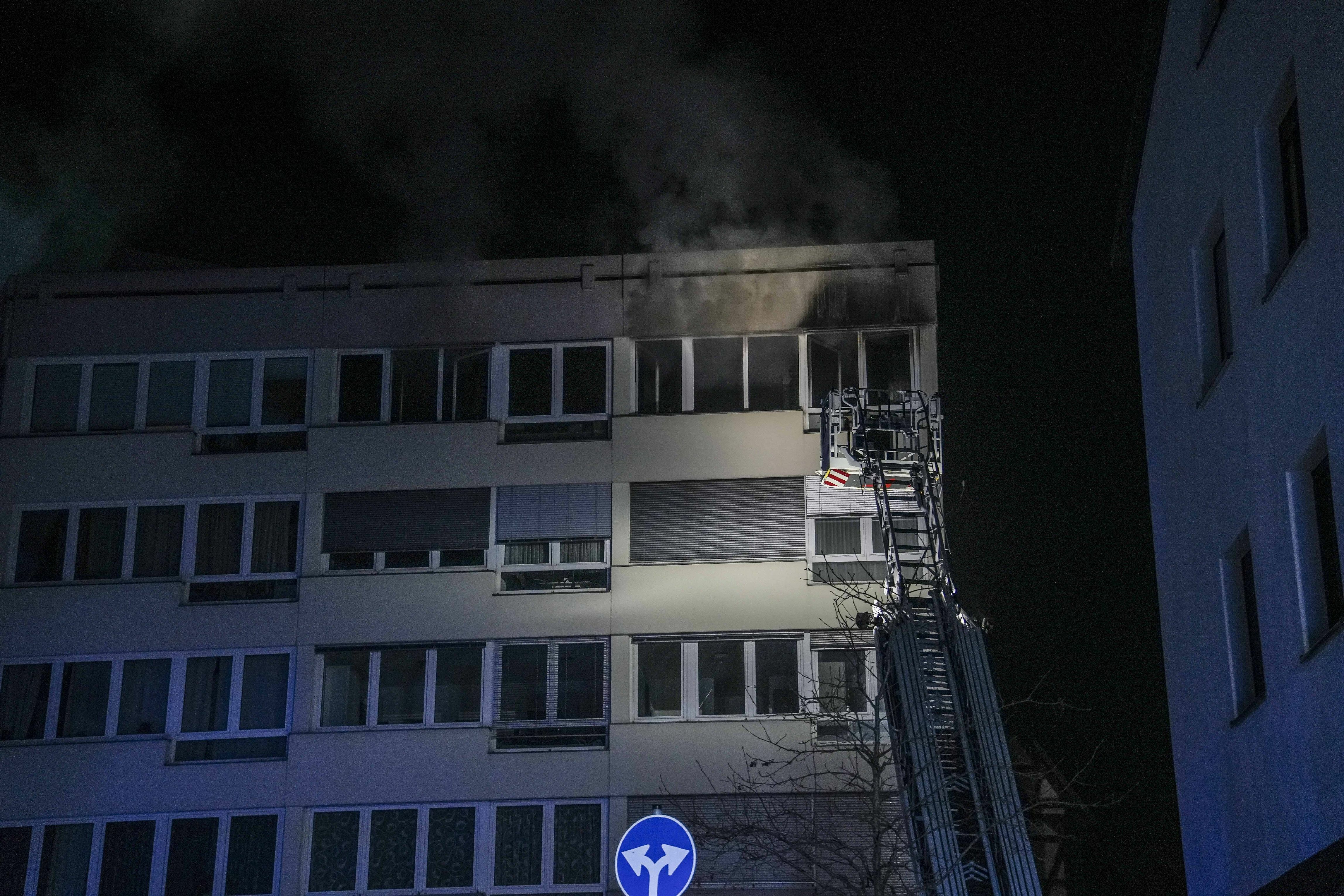 Die Frau musste mit der Drehleiter in Sicherheit gebracht werden. Bild: SDMG/Dettenmeyer