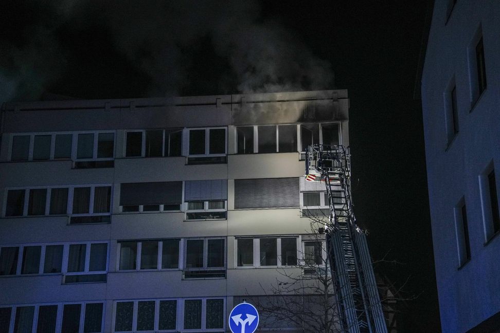 Die Frau musste mit der Drehleiter in Sicherheit gebracht werden. Bild: SDMG/Dettenmeyer