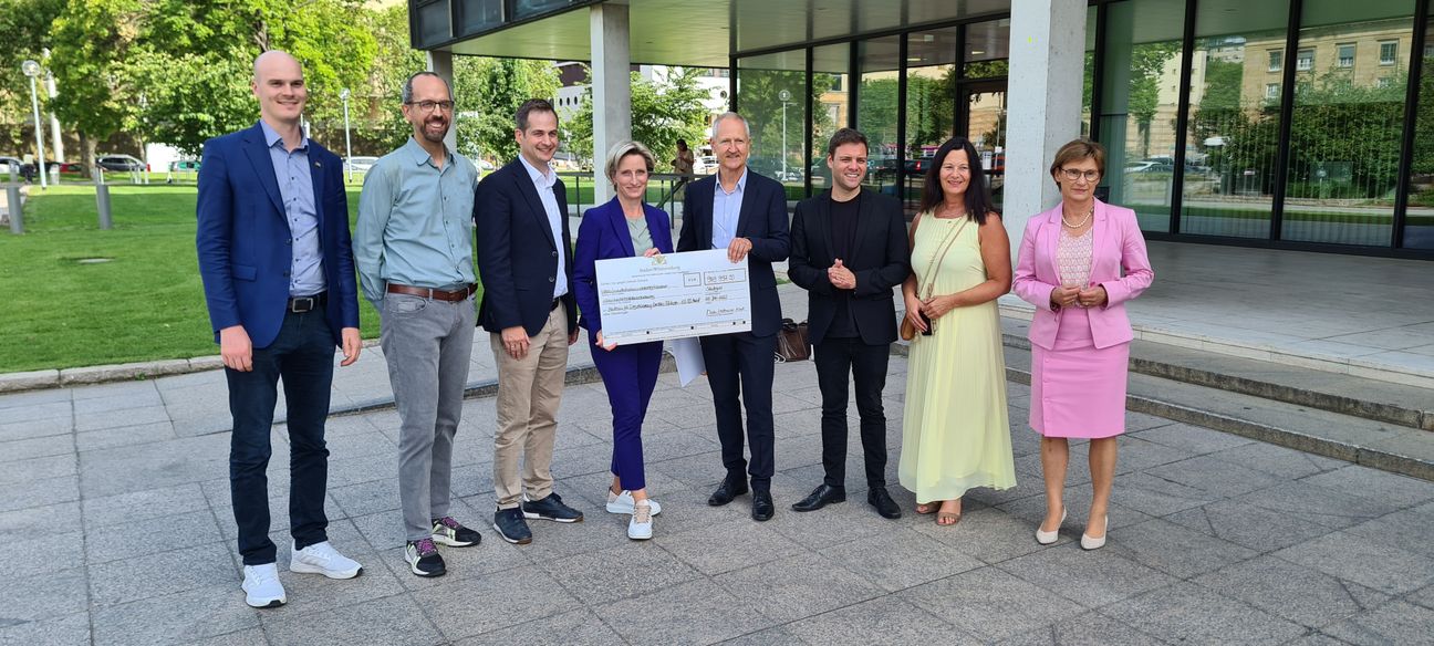 In Stuttgart dabei: Peter Seimer, Harald Amelung (Coworking 0711), Kreiswirtschaftsförderer Dr. Sascha Meßmer, Ministerin für Wirtschaft, Arbeit und Tourismus Dr. Nicole Hoffmeister-Kraut, Geschäftsführer der ZD.BB GmbH Dr. Claus Hoffmann, Florian Wahl, Katrin Steinhülb-Joos, Staatssekretärin Sabine Kurtz (von links). Bild: z