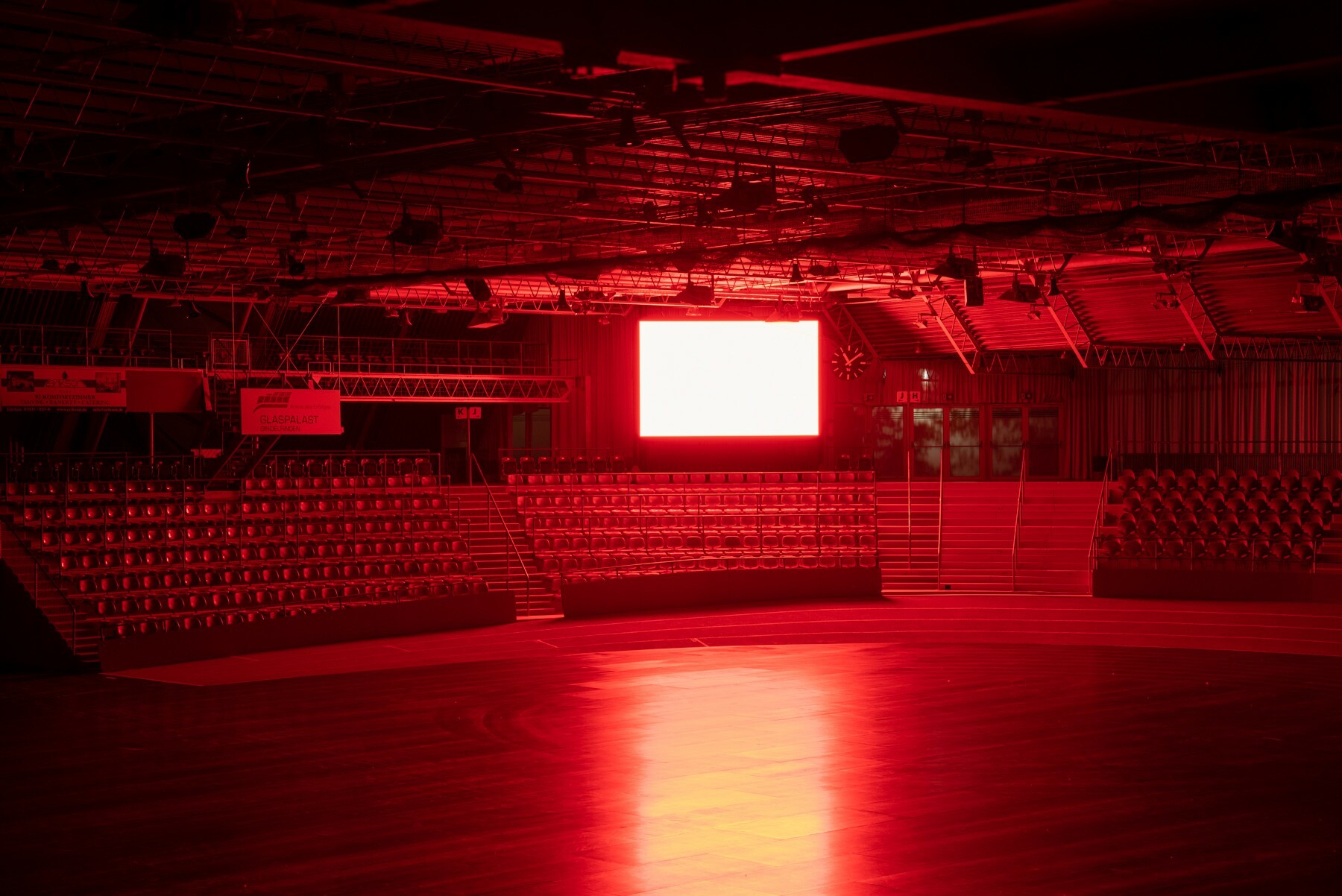 Es nannte sich die Night of Light, doch eigentlich war es zappenduster. Mit spektakulären Rotlicht-Installationen lenkten Spielstätten wie der Glaspalast in der Nacht auf den 23. Juni den Blick auf die Not der Veranstaltungsbranche.Bild Nüßle/A
