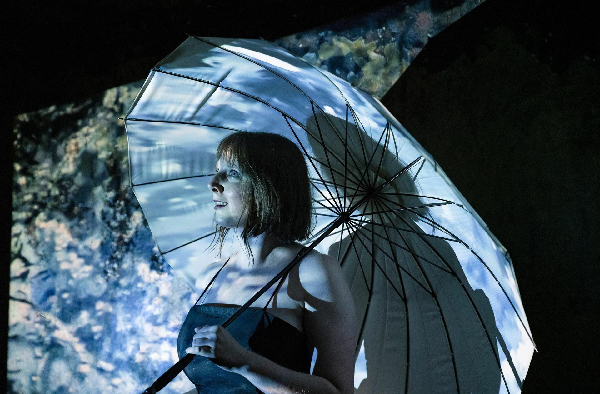 In die unterirdischen Hallen des alten Wasserspeichers ist die Kunst eingezogen, hier eine Szene aus der Performance „Wellengänge – Echolot – Zwischentraum“.