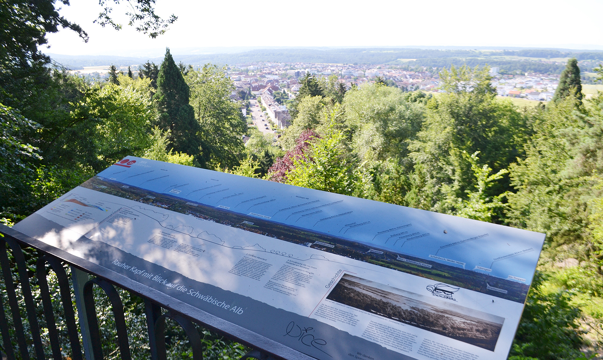 Die Aussichtsplattform auf dem Rauhen Kapf ist seit mehr als 100 Jahren ein beliebter Anlaufpunkt für Wanderer und Spaziergänger: Eine Übersichtstafel zeigt Besuchern, welche Gipfel der Alb sie am Horizont sehen. -dih-