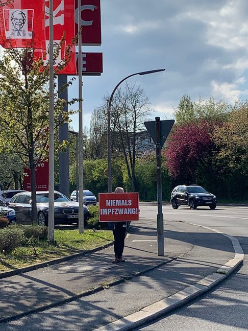 Mit Plakaten, wie hier an der Kreuzung Neckar- und Böblinger Straße, machen Impfgegner auf ihre Haltung aufmerksam.        Bild: Haar