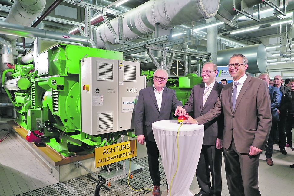 Die Stadtwerke-Geschäftsführer Dr. Karl Peter Hoffmann (links) und Gebhard Gentner (rechts) nehmen mit OB Dr. Bernd Vöhringer das neue Modul in Betrieb. Bild: Groß