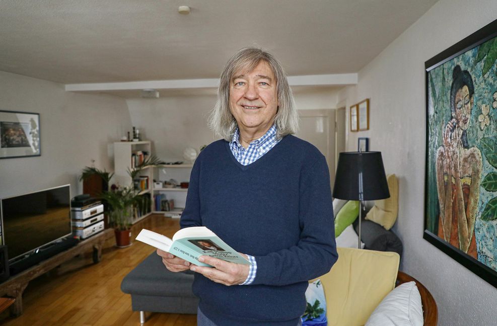 Volker Hüneburg in seiner Wohnung in Schwäbisch Hall. Foto: /UFUK ARSLAN