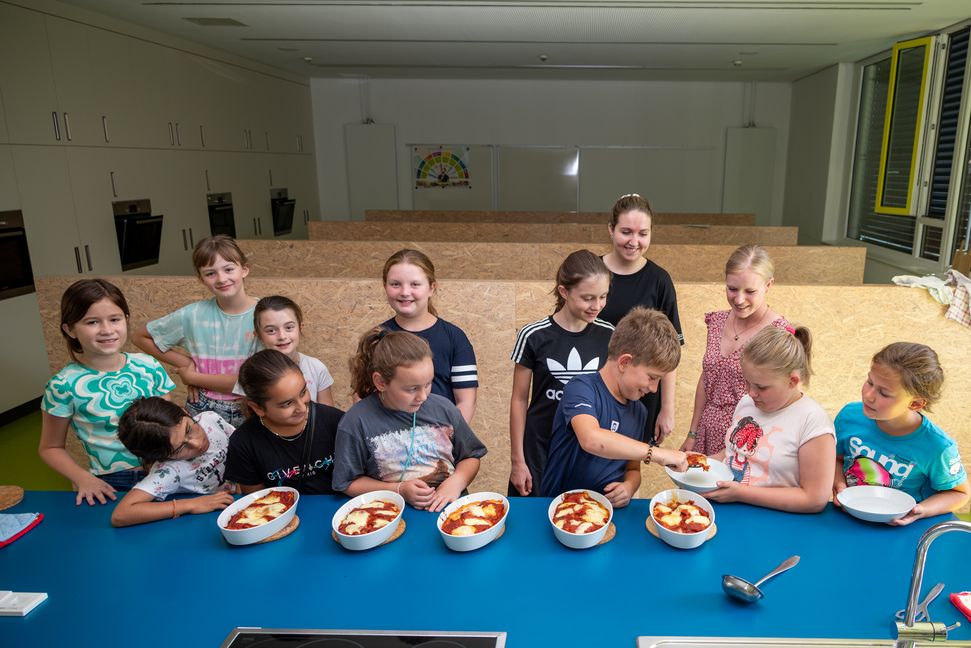 Auch Servieren gehört beim Kinder-Dinner dazu. Bild: Nüßle