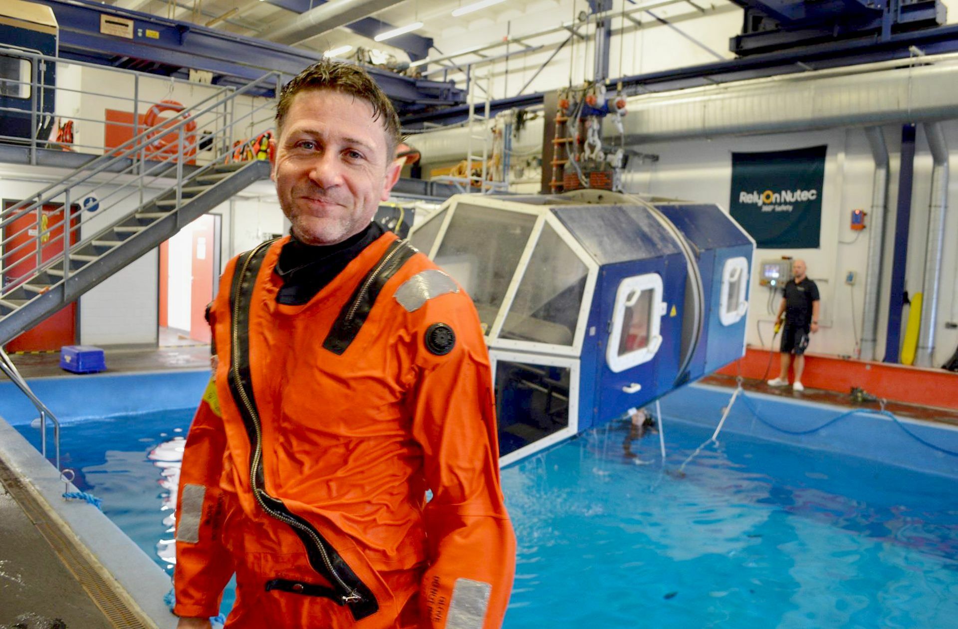 André Ullert arbeitet an Windkraftanlagen auf See. Hier übt er für den Notfall.