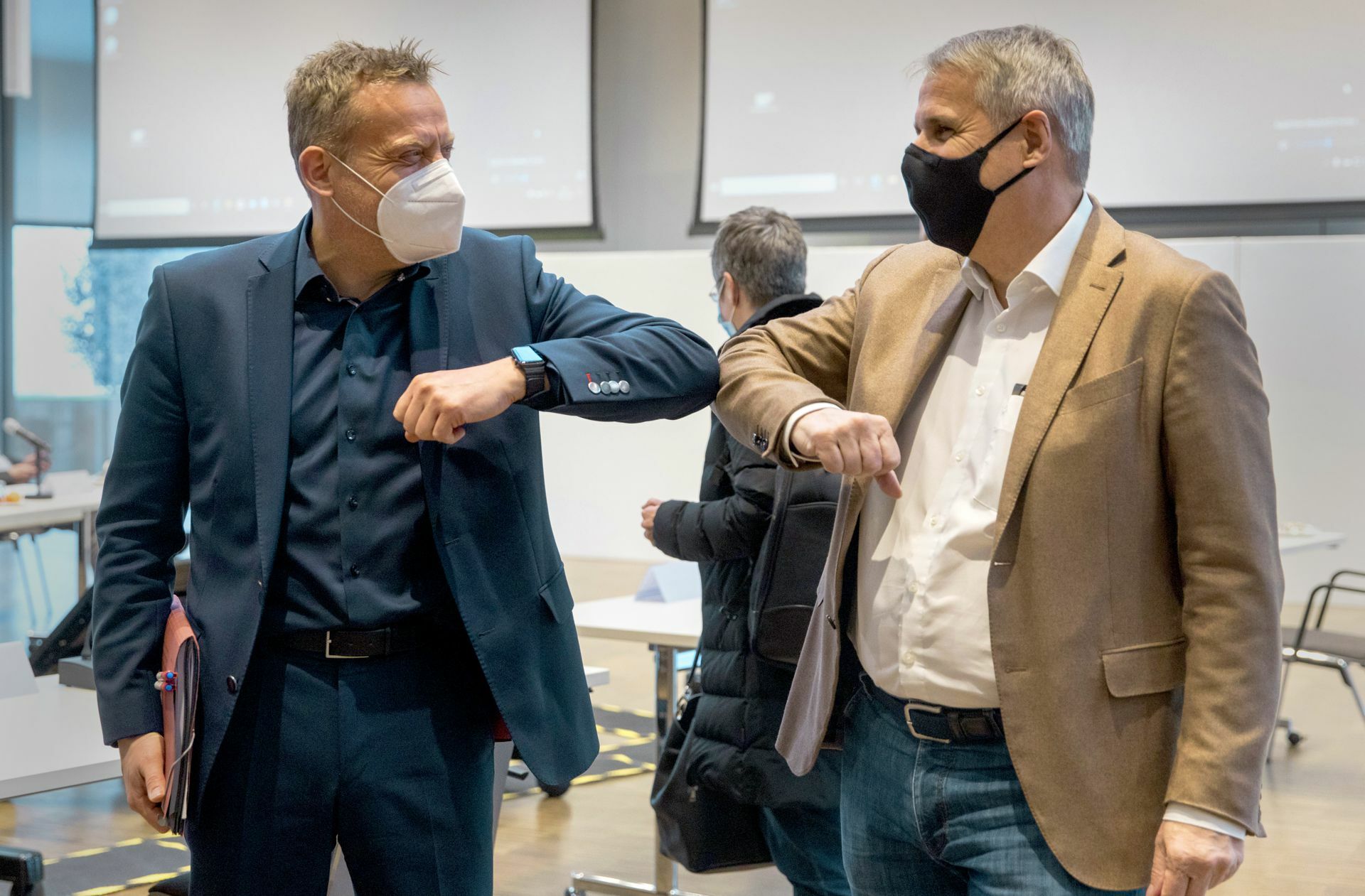 Roman Zitzelsberger (li.) und Wilfried Porth gehen  „sehr anständig“ miteinander um, wie der IG-Metaller sagt.  Foto: Südwestmetall