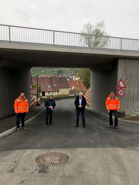 Kai Kübler (Zweckverband Hermann-Hesse-Bahn), Bürgermeister Jürgen Fuchs, Landrat Helmut Riegger und Michael Stierle (Zweckverband Hermann-Hesse-Bahn) unter der neuen Brücke über die Bahnhofstraße in Ostelsheim (von links).    Bild: Landratsamt Calw/z