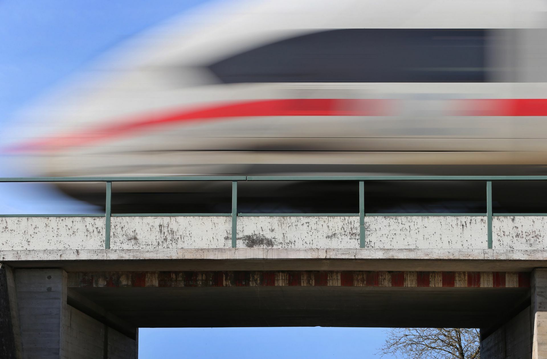 Der Zug konnte nicht mehr  rechtzeitig zum Stehen gebracht werden. (Symbolfoto)