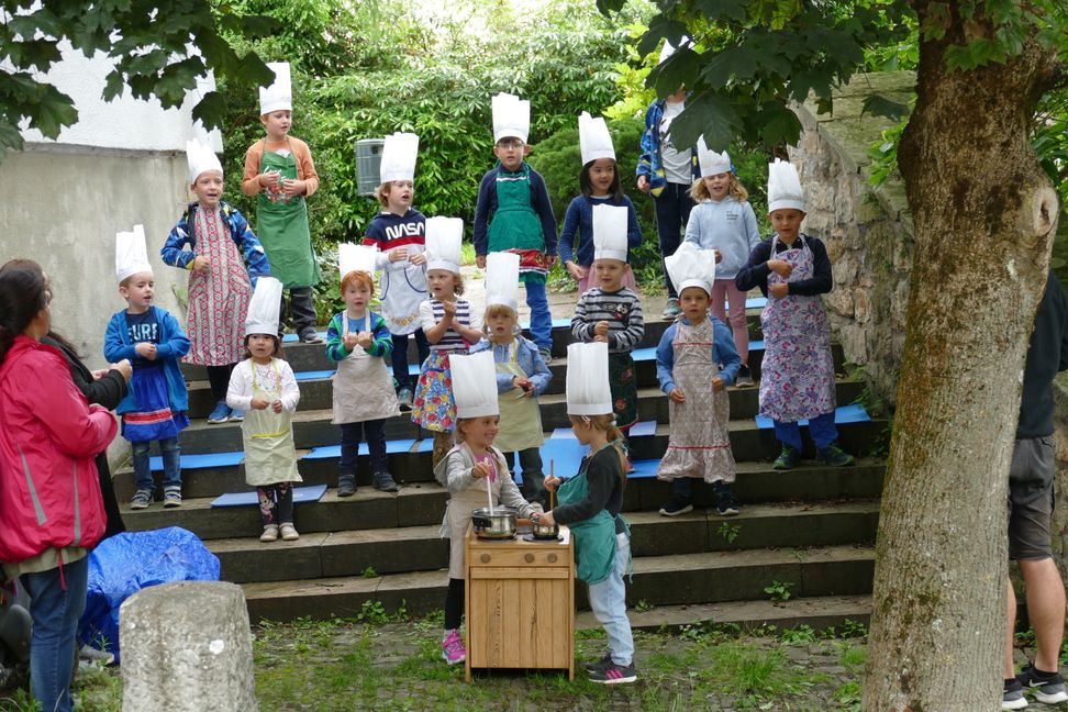 "Der süße Brei" wird von der Mäuse-Gruppe gekocht. Petra Grote und Elmar Kalk dirigieren von den Seiten. BIld: Lück