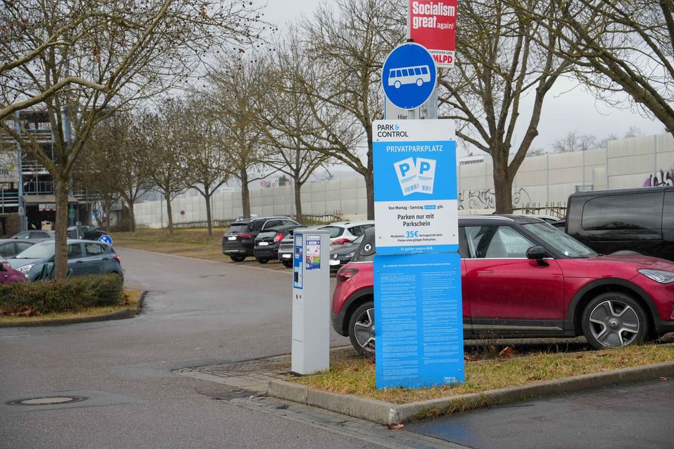 Seit knapp einem Jahr kontrollieren Mitarbeiter der Firma Park & Control unter anderem den P+R Parkplatz an der S-Bahn-Haltestelle Goldberg.