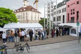 Gyros, Ouzo und Sirtaki: Besucher strömen trotz Regen zum griechischen Kulturfest auf dem Sindelfinger Rathausvorplatz.
