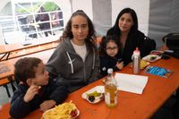 Gyros, Ouzo und Sirtaki: Besucher strömen trotz Regen zum griechischen Kulturfest auf dem Sindelfinger Rathausvorplatz.