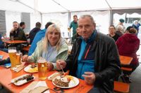 Gyros, Ouzo und Sirtaki: Besucher strömen trotz Regen zum griechischen Kulturfest auf dem Sindelfinger Rathausvorplatz.