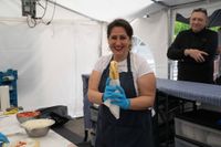 Gyros, Ouzo und Sirtaki: Besucher strömen trotz Regen zum griechischen Kulturfest auf dem Sindelfinger Rathausvorplatz.
