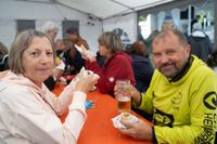 Gyros, Ouzo und Sirtaki: Besucher strömen trotz Regen zum griechischen Kulturfest auf dem Sindelfinger Rathausvorplatz.