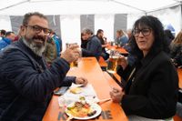 Gyros, Ouzo und Sirtaki: Besucher strömen trotz Regen zum griechischen Kulturfest auf dem Sindelfinger Rathausvorplatz.