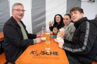 Gyros, Ouzo und Sirtaki: Besucher strömen trotz Regen zum griechischen Kulturfest auf dem Sindelfinger Rathausvorplatz.