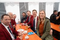 Gyros, Ouzo und Sirtaki: Besucher strömen trotz Regen zum griechischen Kulturfest auf dem Sindelfinger Rathausvorplatz.