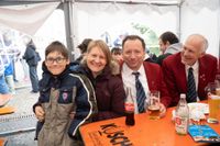Gyros, Ouzo und Sirtaki: Besucher strömen trotz Regen zum griechischen Kulturfest auf dem Sindelfinger Rathausvorplatz.