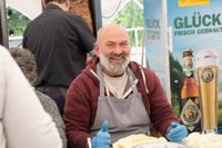 Gyros, Ouzo und Sirtaki: Besucher strömen trotz Regen zum griechischen Kulturfest auf dem Sindelfinger Rathausvorplatz.