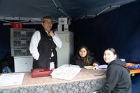 Gyros, Ouzo und Sirtaki: Besucher strömen trotz Regen zum griechischen Kulturfest auf dem Sindelfinger Rathausvorplatz.