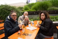 Gyros, Ouzo und Sirtaki: Besucher strömen trotz Regen zum griechischen Kulturfest auf dem Sindelfinger Rathausvorplatz.