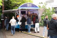 Gyros, Ouzo und Sirtaki: Besucher strömen trotz Regen zum griechischen Kulturfest auf dem Sindelfinger Rathausvorplatz.