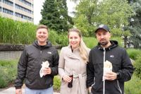 Gyros, Ouzo und Sirtaki: Besucher strömen trotz Regen zum griechischen Kulturfest auf dem Sindelfinger Rathausvorplatz.