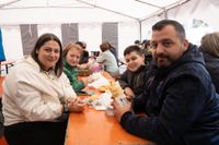 Gyros, Ouzo und Sirtaki: Besucher strömen trotz Regen zum griechischen Kulturfest auf dem Sindelfinger Rathausvorplatz.
