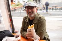 Gyros, Ouzo und Sirtaki: Besucher strömen trotz Regen zum griechischen Kulturfest auf dem Sindelfinger Rathausvorplatz.