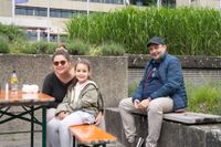 Gyros, Ouzo und Sirtaki: Besucher strömen trotz Regen zum griechischen Kulturfest auf dem Sindelfinger Rathausvorplatz.
