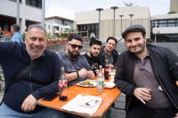 Gyros, Ouzo und Sirtaki: Besucher strömen trotz Regen zum griechischen Kulturfest auf dem Sindelfinger Rathausvorplatz.