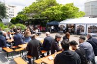 Gyros, Ouzo und Sirtaki: Besucher strömen trotz Regen zum griechischen Kulturfest auf dem Sindelfinger Rathausvorplatz.
