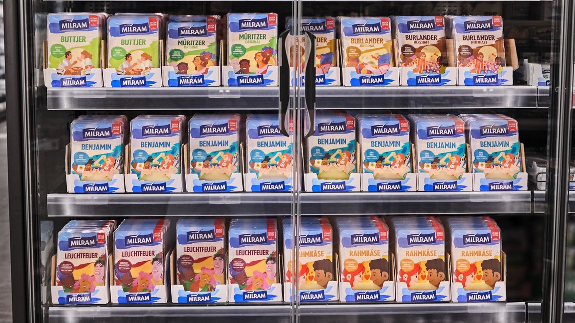 Auf einigen Milram-Käseverpackungen sind Menschen verschiedener Hautfarben zu sehen.