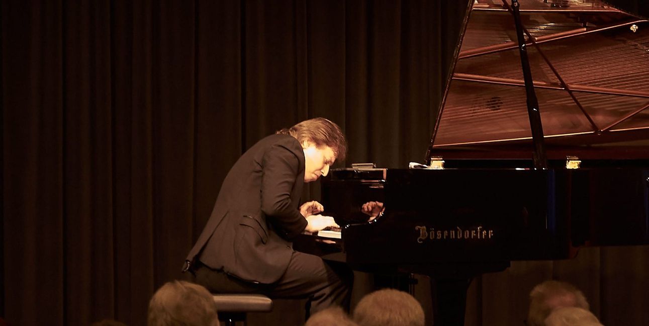 Ilya Shmukler bei seinem Debüt beim Böblinger Pianistenfestival.