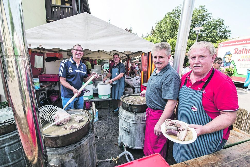 Männersache: Fritz Schäfer, der Kesselwirt der Fußballabteilung, daneben Metzgermeister Günter Wöhr und Fußballabteilungsleiter Roger Gann (von rechts) beim Dorfplatzfest in Darmsheim.  Bild: Richter