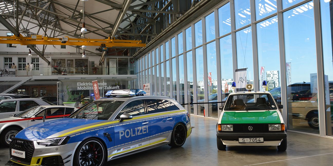 Der getunte Audi und der Oldtimer-Jetta mit Original-Kennzeichen stehen im Rampenlicht der Motorworld in Böblingen. Bild: Mösl
