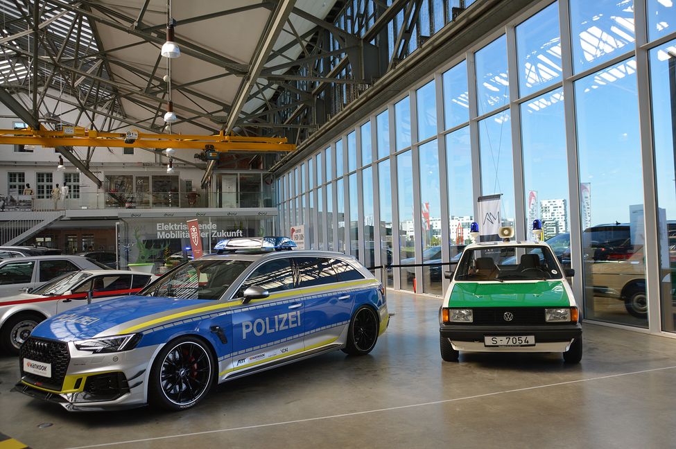Der getunte Audi und der Oldtimer-Jetta mit Original-Kennzeichen stehen im Rampenlicht der Motorworld in Böblingen. Bild: Mösl