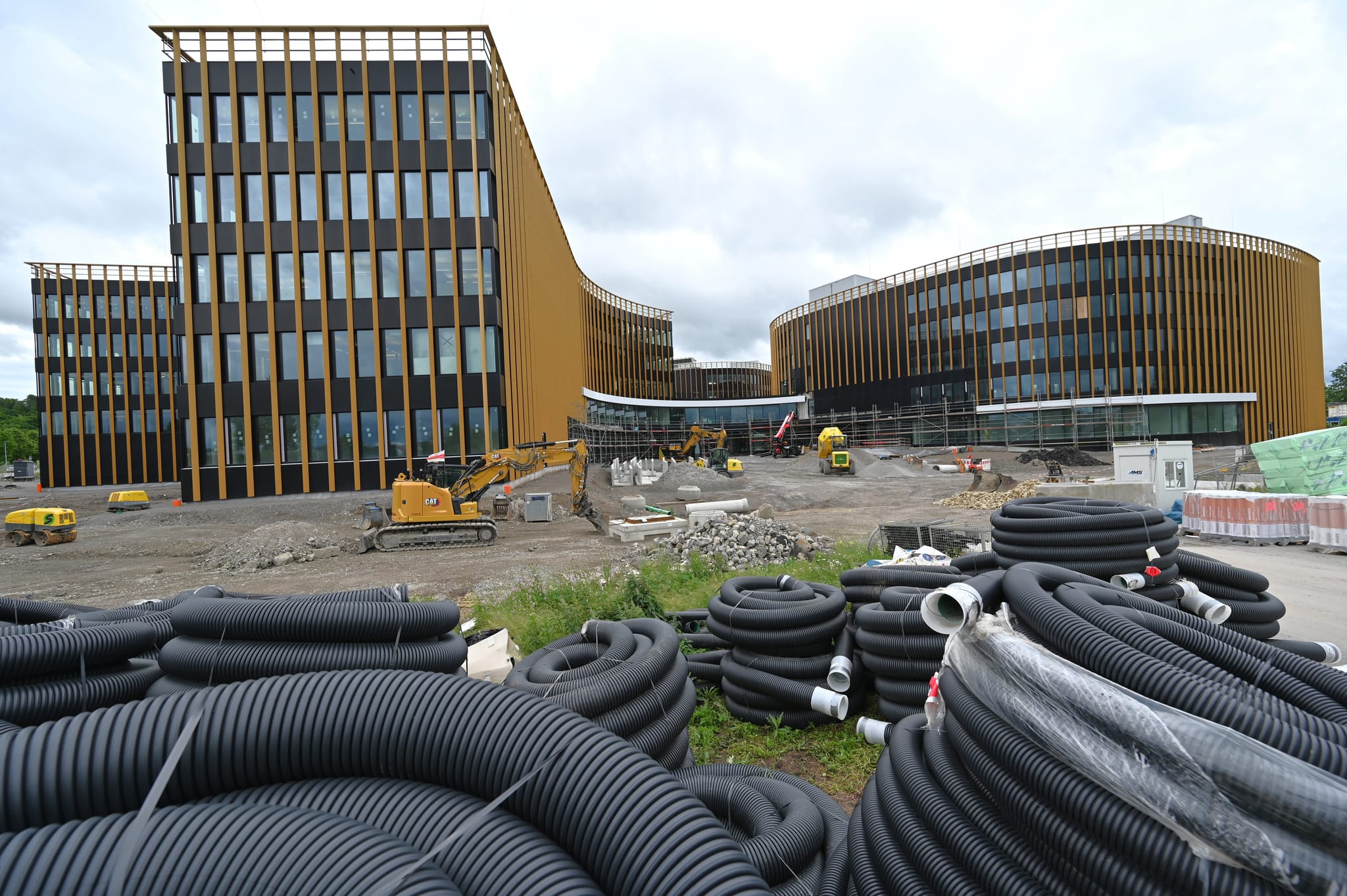 Der Neubau für die IBM in Ehningen. Gearbeitet wird am Innenausbau und an den Außenanlagen. Die Materialaufzüge an den Außenwänden sind abgebaut und die Zugänge zu den Stockwerken über die Fassade geschlossen.