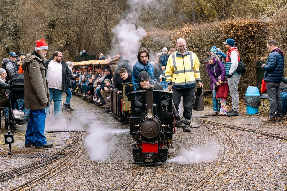 Spaß für Groß und Klein: Nikolaus-Aktion bei den Sindelfinger Dampfbahnfreunden im Sommerhofenpark.