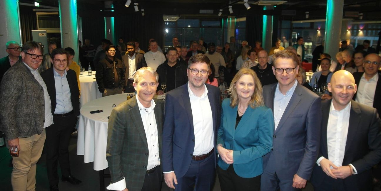 Simeon Schad (Hotelier V8 Hotel), Albrecht Stickel, Regina Dvořák-Vučetić, Dr. Carsten Linnemann und Marc Biadacz (von links).