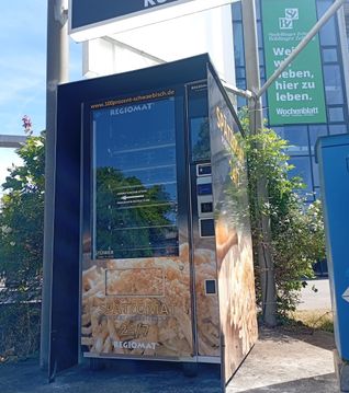 Vor dem Verlagsgebäude der SZ/BZ steht jetzt ein Spätzomat.